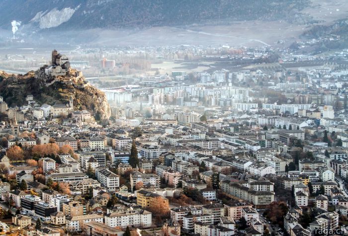 Картинка обзор с высоты города Сьон (Sion) в Швейцарии (Switzerland)