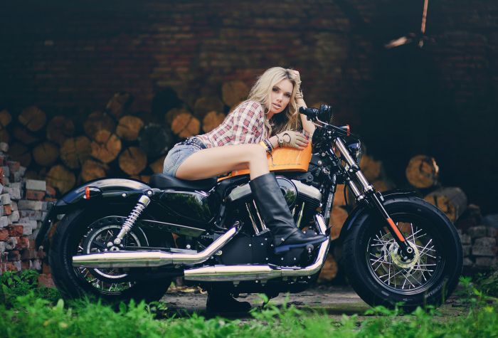 Картинка девушка блондинка в сапогах сидит на мотоцикле Харли-Дэвидсон