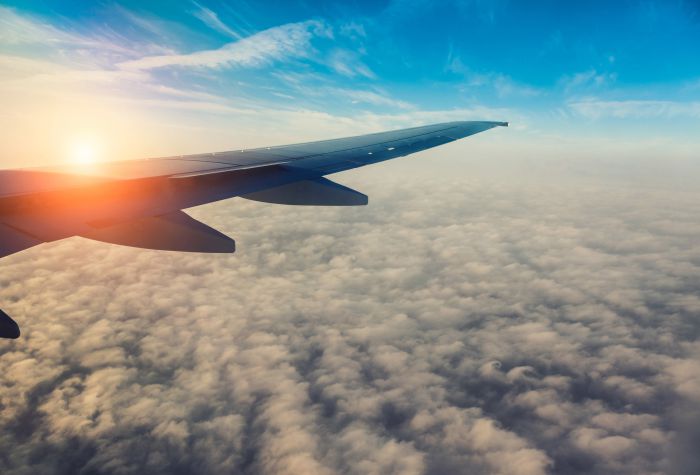 Картинка полет на самолете выше облаков, видно крыло самолета