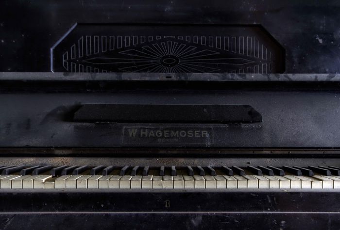 Картинка старое пианино W.Hagemoser Berlin покрытое пылью