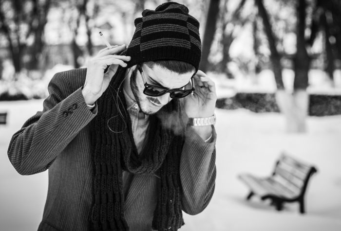Картинка парень в очках, зима, парк, черно-белое фото