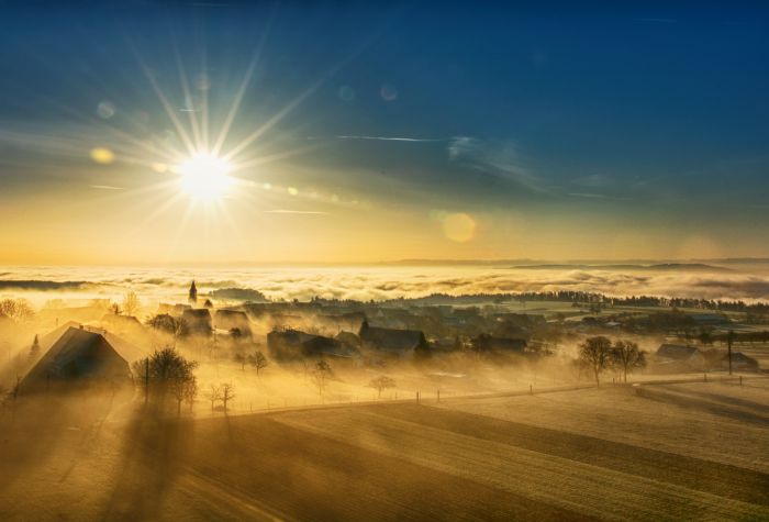 Картинка утренний пейзаж, маленький город окутанный туманом