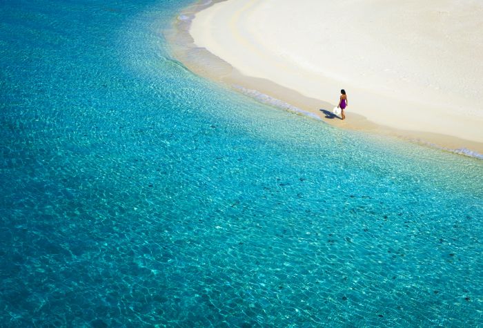 Картинка пляж океана, кристально чистая вода, девушка