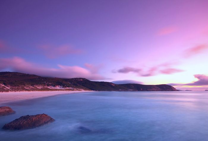 Картинка розово-сиреневый закат, облака, море, вечер на пляже