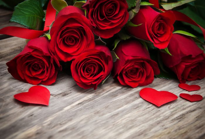 Картинка семь красных роз возле сердечек