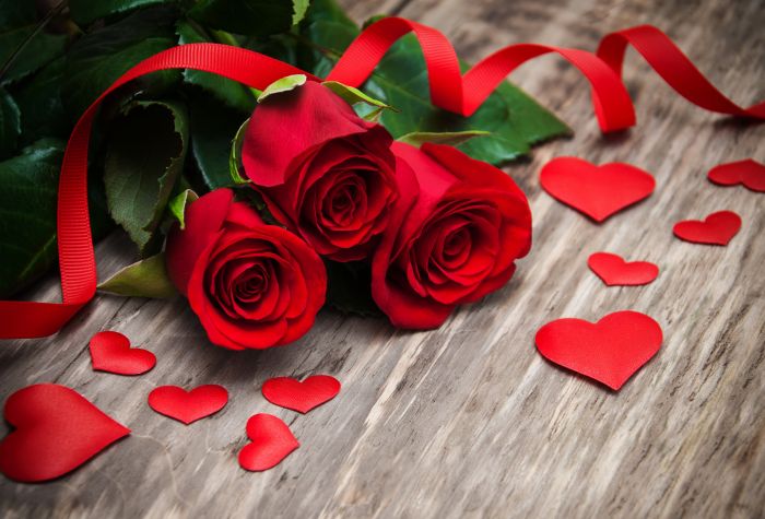 Картинка три красные розы с лентой возле сердечек на полу