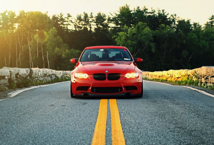 Картинка красная машина BMW e90 стоит на середине дороги