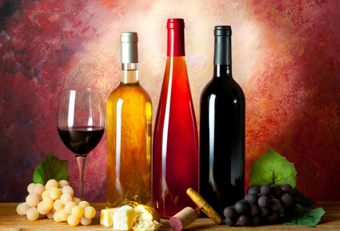 Картинка бутылки с вином возле бокала и гроздей винограда, натюрморт