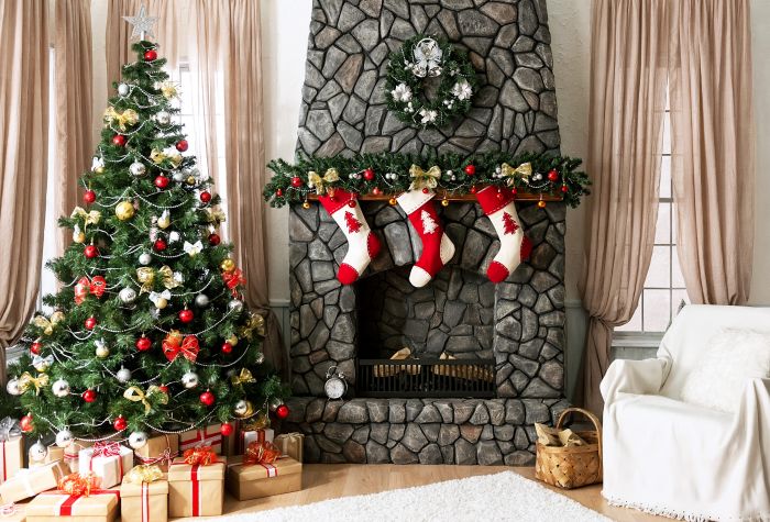 Картинка рождественская елка с подарками возле камина