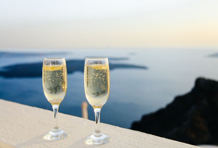 Картинка два бокала шампанского на фоне природы