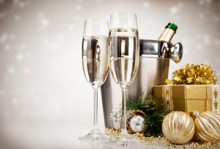 Картинка бокалы с шампанским, подарок и новогодние шары