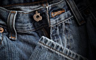 джинсы с застежной, пуговицей в форме бренда Apple