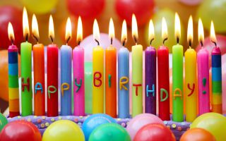 надпись Happy Birthday, День Рождения на разноцветных свечках