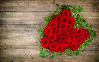 красные розы в форме сердца