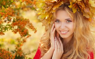девушка блондинка в венке из осенних листьев