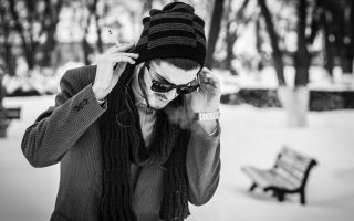 парень в очках, зима, парк, черно-белое фото