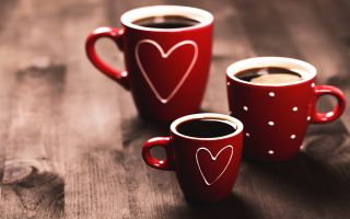 чашки с сердечками и горячим кофе
