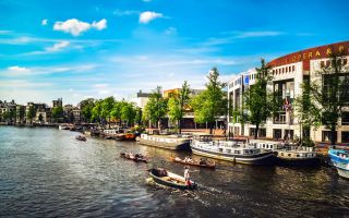 лодки на реке в городе Амстердам Нидерланды