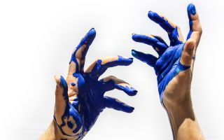 руки в синей краске