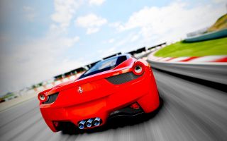 Ferrari на скорости мчится по спортивному треку