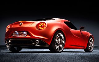машина Alfa Romeo 4C, красный цвет, вид сзади