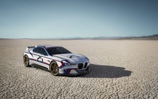 спортивный автомобиль БМВ (BMW) в пустыне