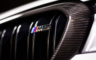 карбон, решетка радиатора и значок BMW M5