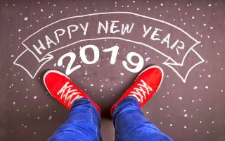 Happy New Year 2019 рисунок на полу перед ногами