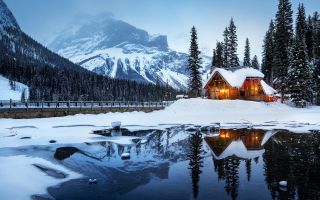 дом в лесу возле озера на фоне больших гор, зима, снег, пейзаж