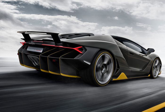 Картинка машина Lamborghini Centenario едет по дороге на скорости