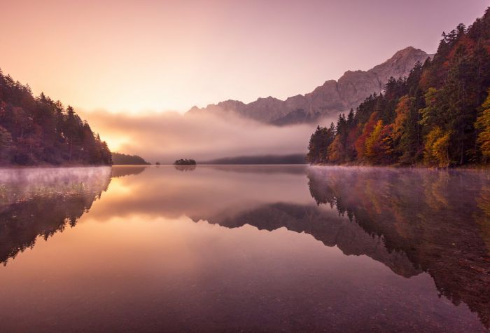 Картинка озеро с отражением деревьев, гор и дымки