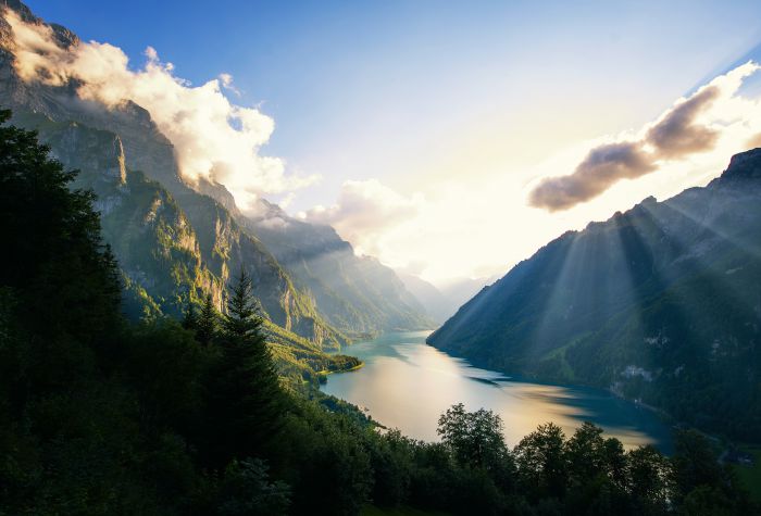 Картинка озеро среди больших красивых гор, лес, облака, лучи солнца
