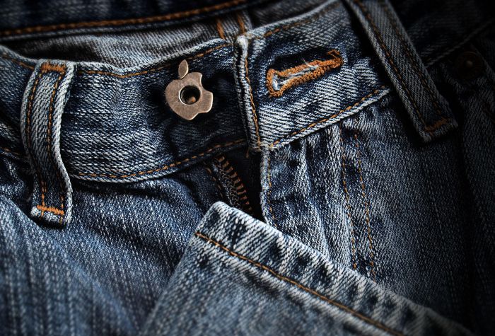 Картинка джинсы с застежной, пуговицей в форме бренда Apple