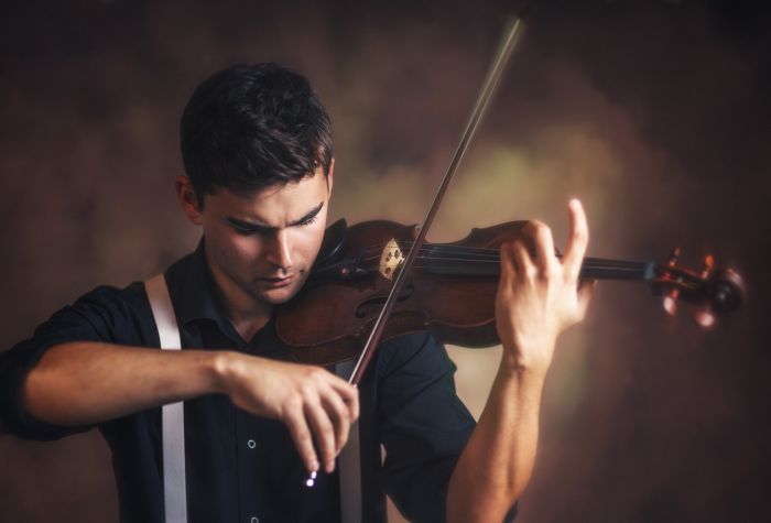 Картинка парень музыкант играет на скрипке
