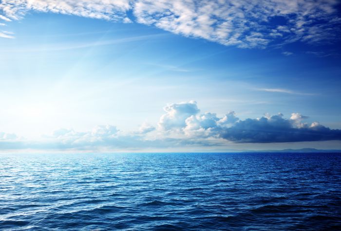 Картинка океан уходит в горизонт и синее небо с красивыми тучами