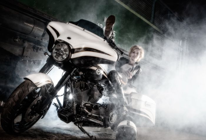 Картинка девушка на мотоцикле в дыму