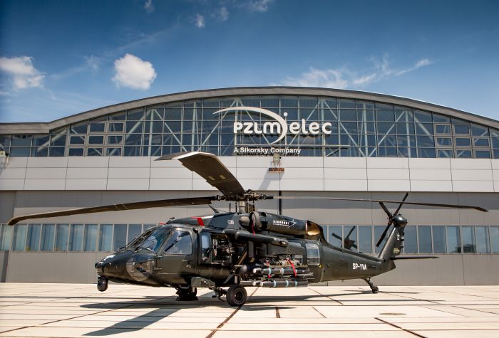 Картинка вертолет Sikorsky S-70i Black Hawk возле здания