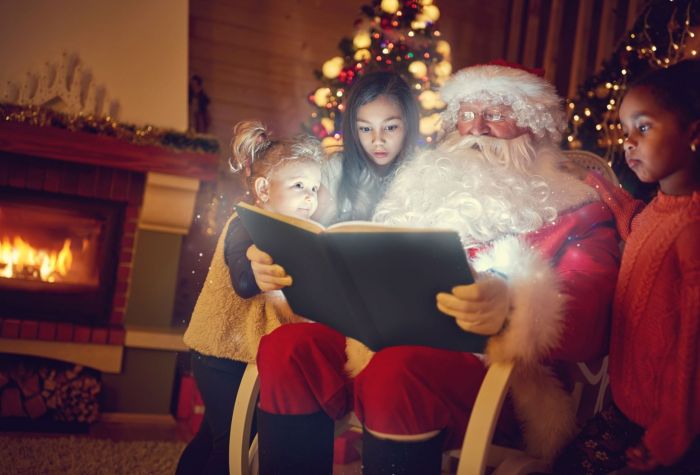 Картинка Санта Клаус (Дед Мороз) читает книгу детям