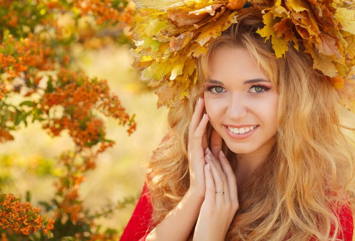 Картинка девушка блондинка в венке из осенних листьев