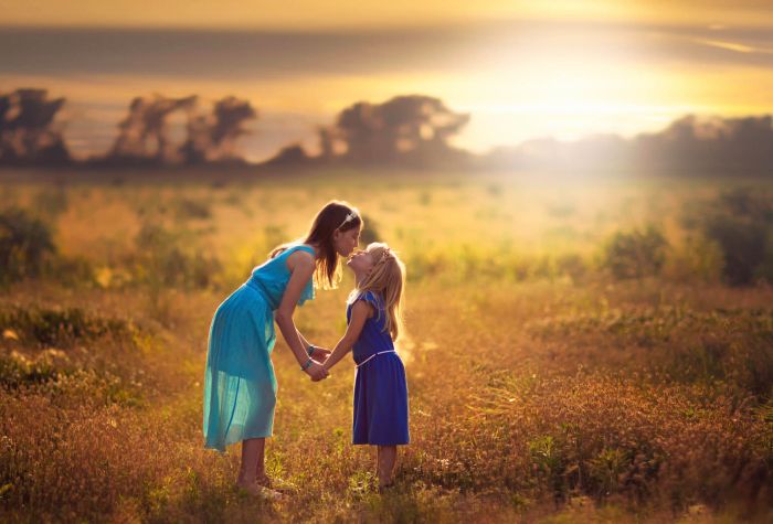 Картинка дети девочки в поле, поцелуй, дружба