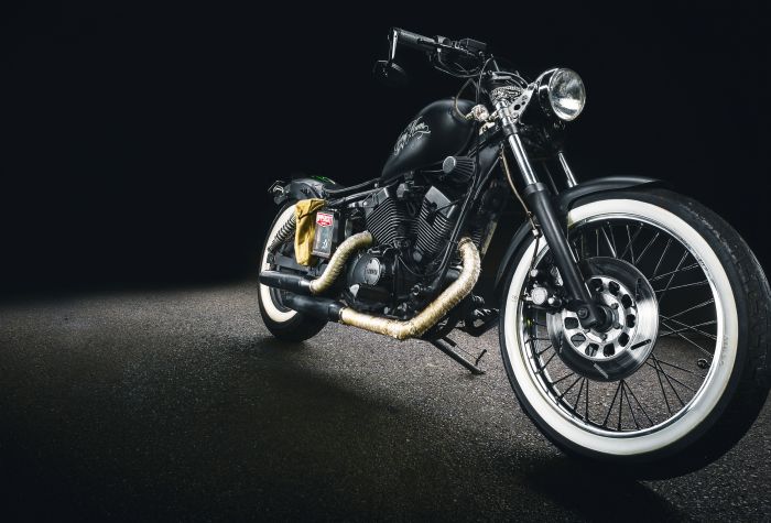 Картинка красивый мотоцикл, асфальт, на темном фоне