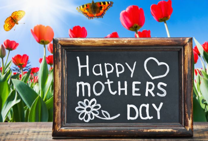Картинка с днем матери, праздник, цветы, тюльпаны, надпись на доске