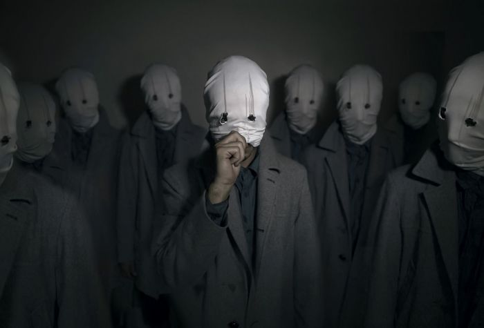 Картинка люди в белых масках, балаклавах