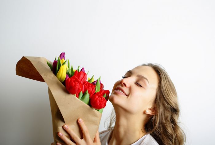 Картинка девушка наслаждается ароматом букета цветов тюпанов