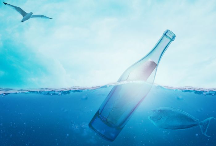 Картинка бутылка с запиской плавает в воде океана
