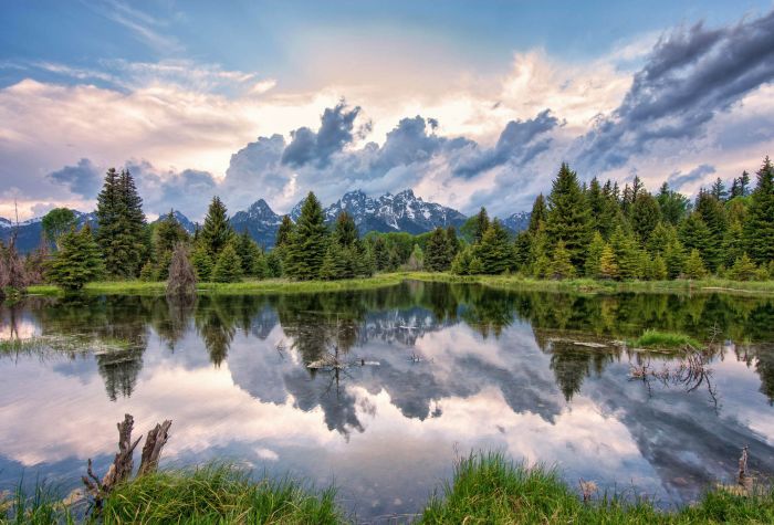 Картинка природа, отражение в озере, лес, елки, горы, тучи, облака