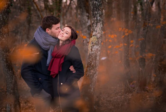 Картинка фото влюбленная пара, поцелуй в лесу