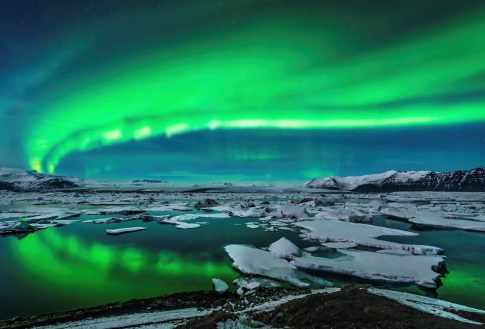 Картинка зеленое небо, северное сияние над льдинами