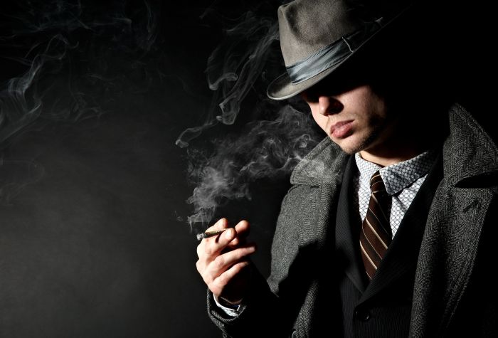 Картинка мужчина в шляпе, костюме, в пальто,с сигаретой в дыму