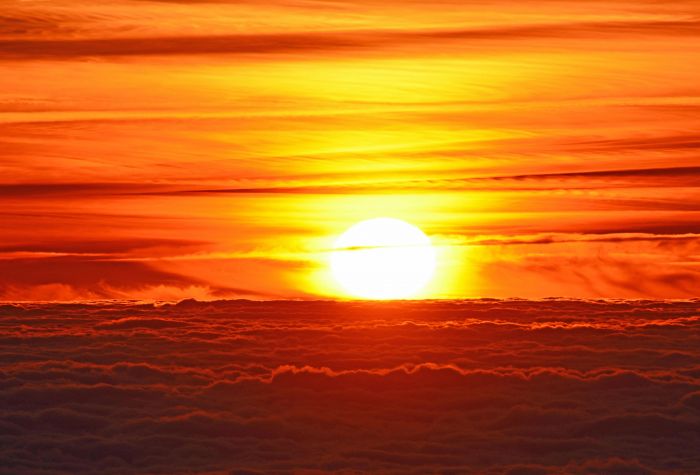 Картинка закат солнца над облаками, огненное зарево